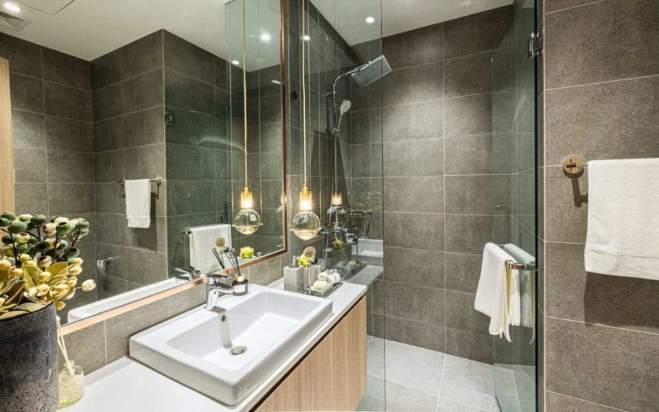 Baie modernă cu cabină de duș
