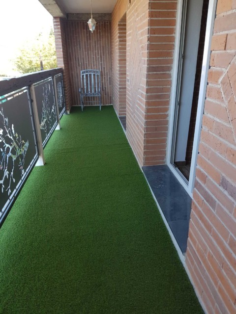 Balcon cu mochetă verde