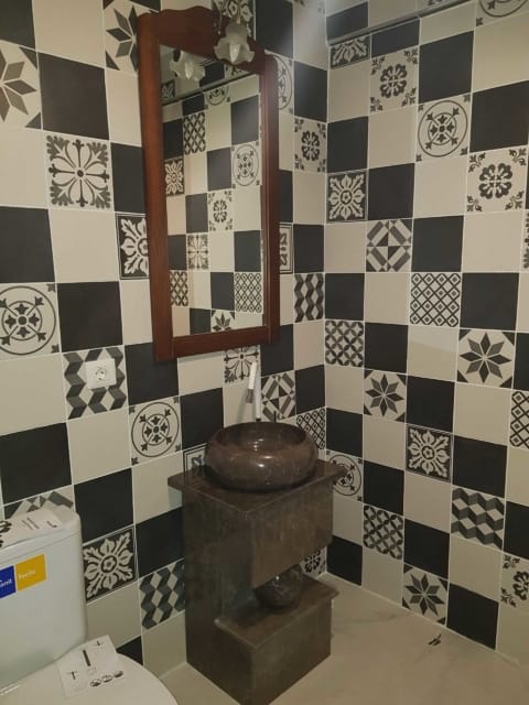 Lavoar și oglindă în baie
