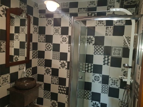Cabină de duș într-o baie modernă