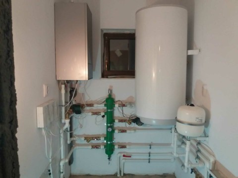 Boiler alb în cameră tehnică
