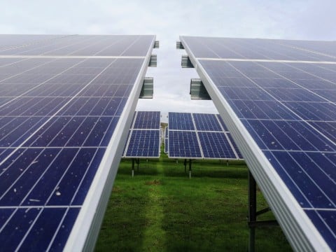Panouri solare pe un câmp verde